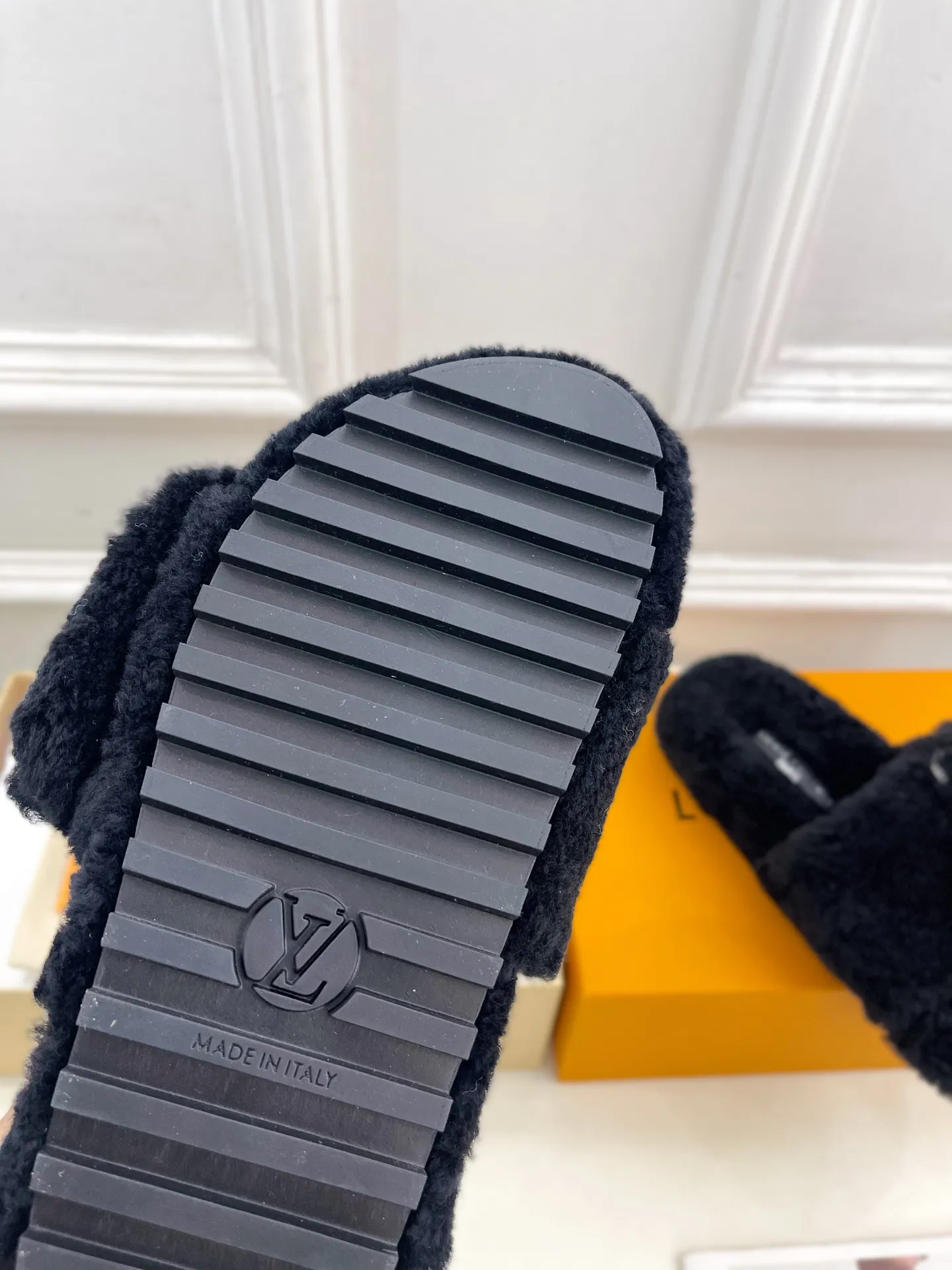 👟👟Ex-factory price 480👟👟 | Louis Vuitton 25𝐬𝐬 🧡💚2025 spring and summer new style top version⚠️ The counter features the latest LV wallet fur slippers, new hard goods🆕 ❥BS purchasing level! Full of high-end feel! A popular model among bloggers at home and abroad, it’s retro and fashionable and looks amazing on your feet! Mainly recommended model on the official website★ ━━━━━ ЅᏇєєt ━━━━━ ▪️Upper: Original custom-made wool ▪️Lining: imported goat hair lining ▪️Outsole: Original custom-made non-slip outsole ▪️Heel height: flat ▪️Shoe size: 35-39 (40.41.42 customization is not returnable)
